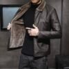 Chaqueta de cuero grueso para hombre, abrigo cálido a prueba de viento, cuello de piel sintética, ropa de marca MY156, invierno y otoño Chaquetas hombre MODA HOMBRE homo.cat https://homo.cat/product/chaqueta-de-cuero-grueso-para-hombre-abrigo-calido-a-prueba-de-viento-cuello-de-piel-sintetica-ropa-de-marca-my156-invierno-y-otono/